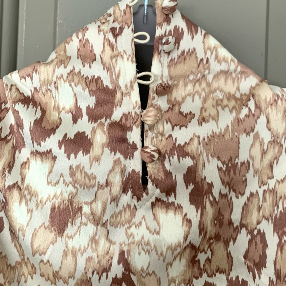 Anthropologie High Neck ruched blouse Tan white pattern.Dressy or casual. Size M - Picture 4 of 6